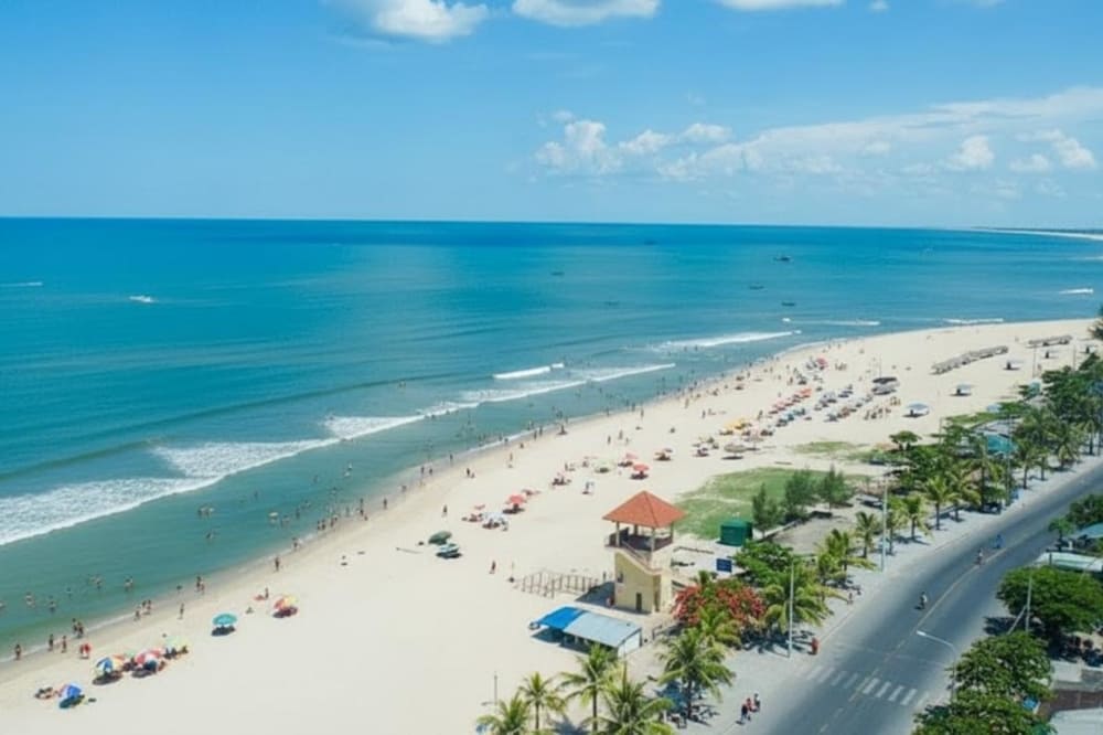 Biển Nhật Lệ l&agrave; b&atilde;i biển thơ mộng tại Quảng B&igrave;nh